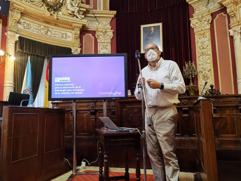 Andrés Mazaira durante a presentación do informe