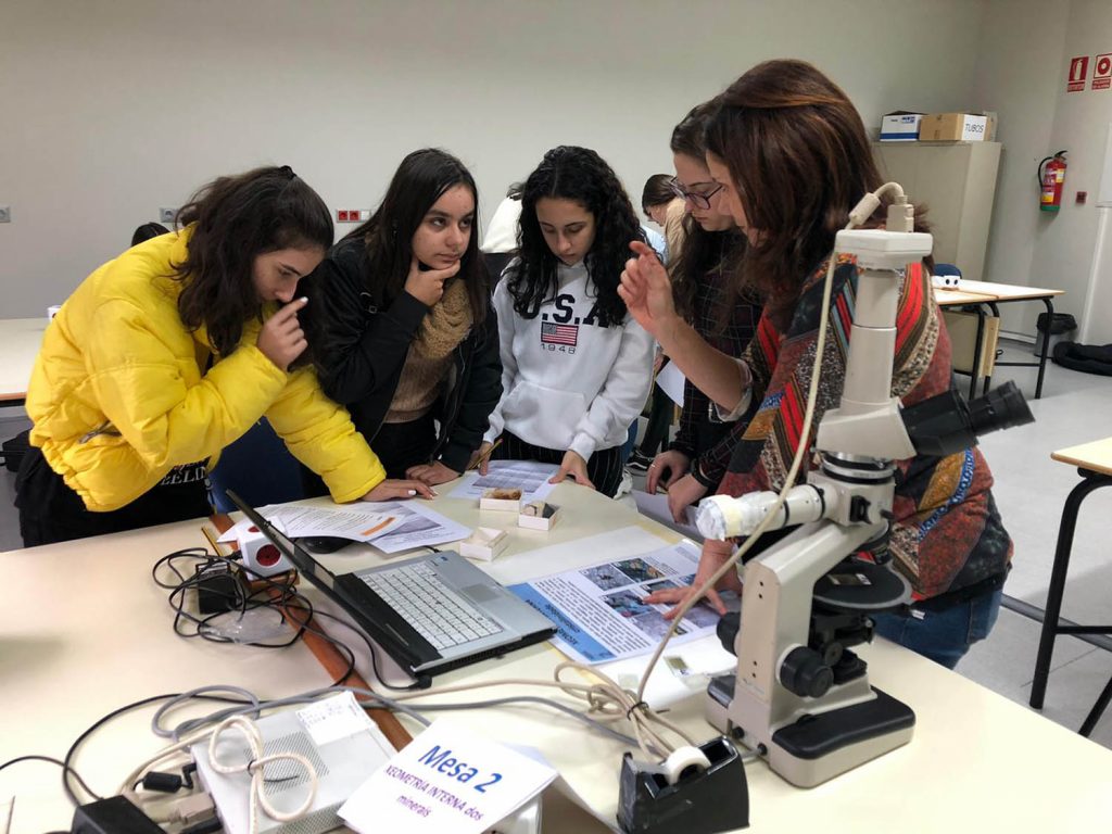 Nenas nun obradoiro de Elas fan Cientec