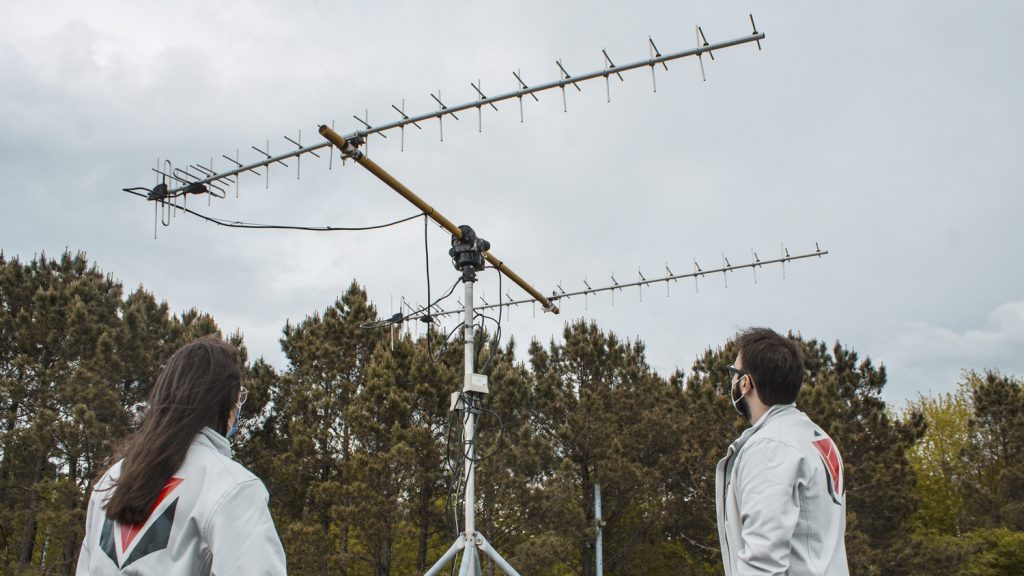Dous membros de UVigo SpaceLab comprobando o funcionamento dunha das súas antenas