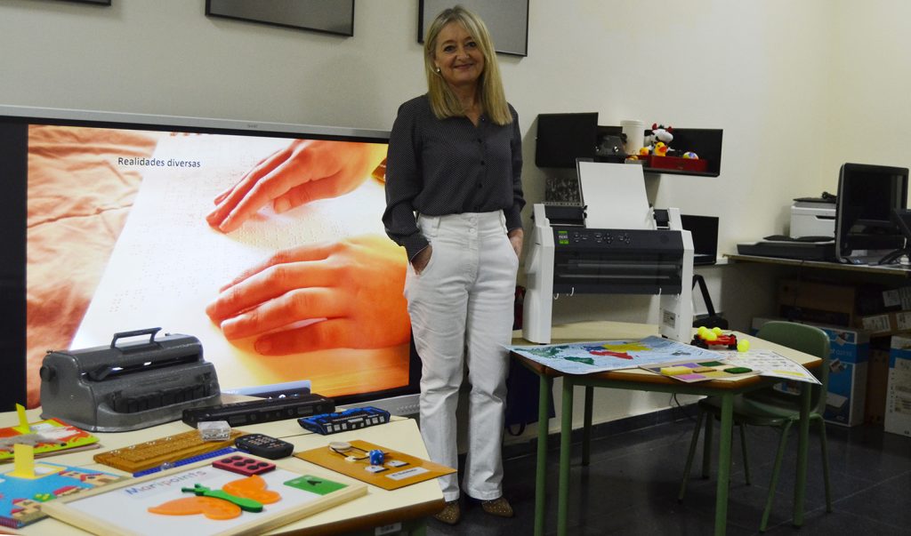 A pedagoga do Centro de Recursos Educativos da ONCE, Pilar Carballo