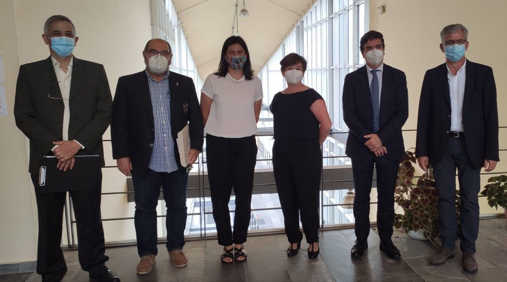 Aida Ovejero, segunda por esquerda, cos seus directores de tese, membros do tribunal e o decano da Facultade de Ciencias do Mar