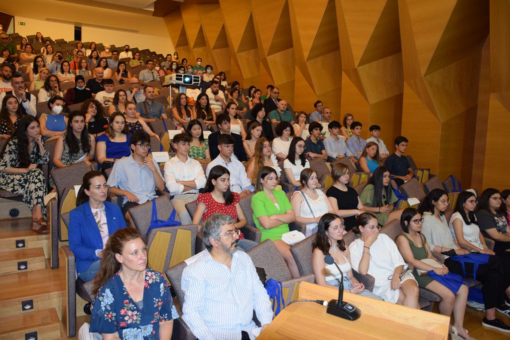 Imaxe xeral do paraninfo do edificio Ernestina Otero durante o acto